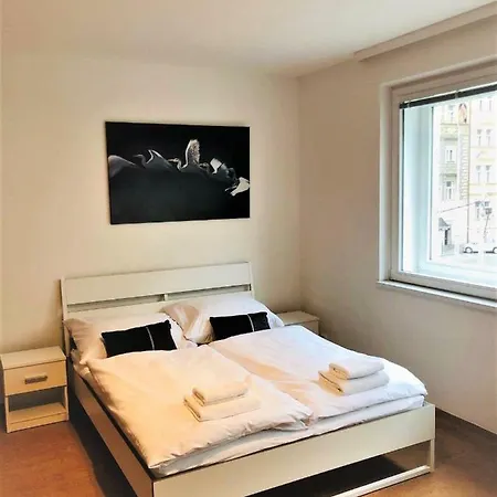 Queens 7 Apartment