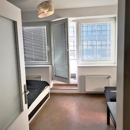 Queens 7 Apartment